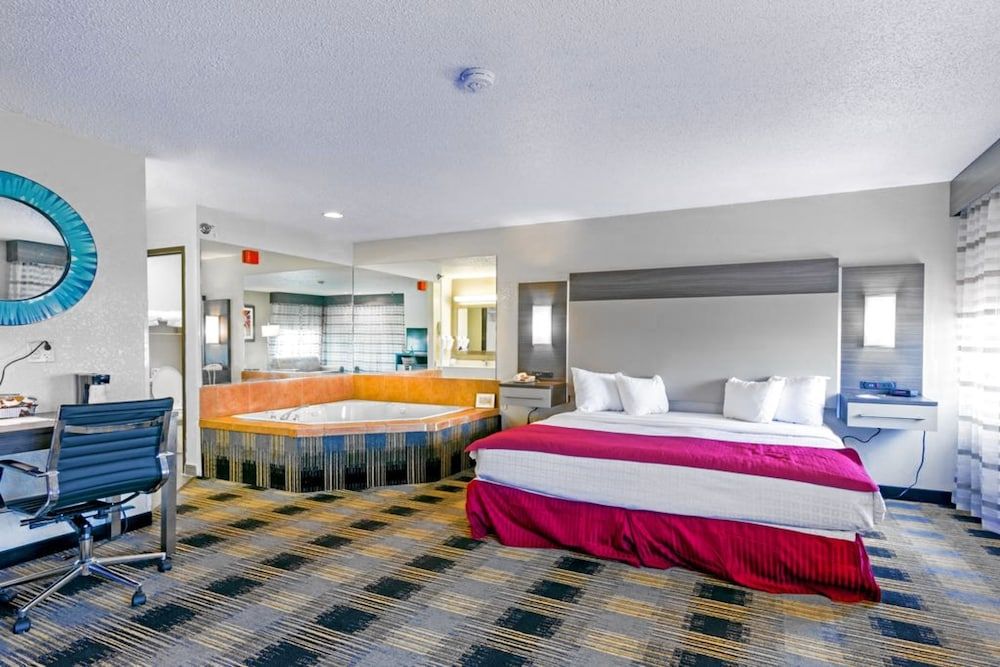 Deluxe Studio Suite, 1 King Bed, Non Smoking