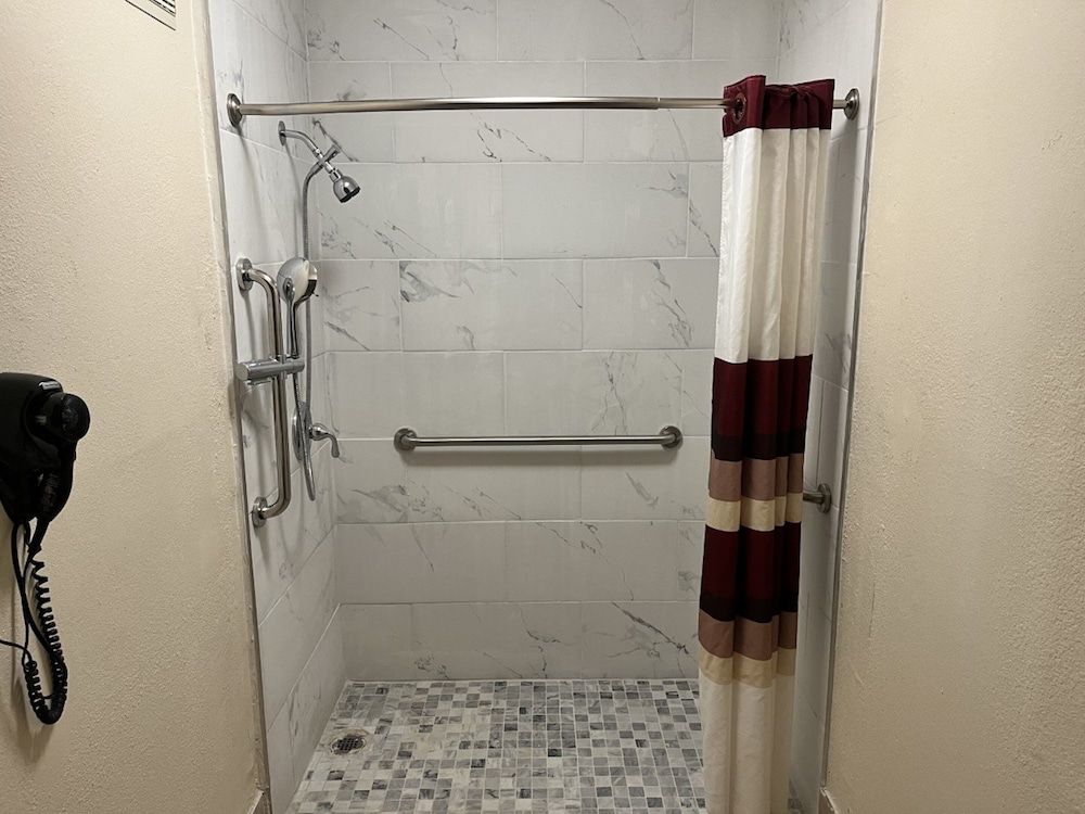 Red Roof Inn Dandridge Superior Room, 1 King Bed, Accessible, Non Smoking (First Floor, Roll-In Shower) 5