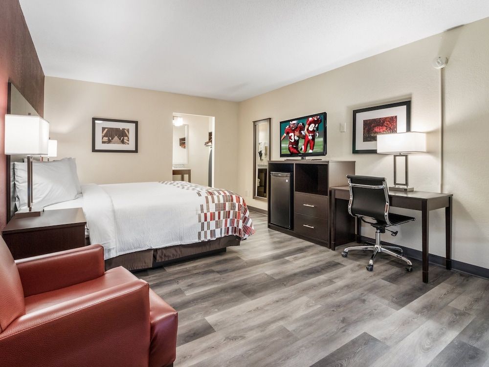 Red Roof Inn Dandridge Superior Room, 1 King Bed, Non Smoking 9