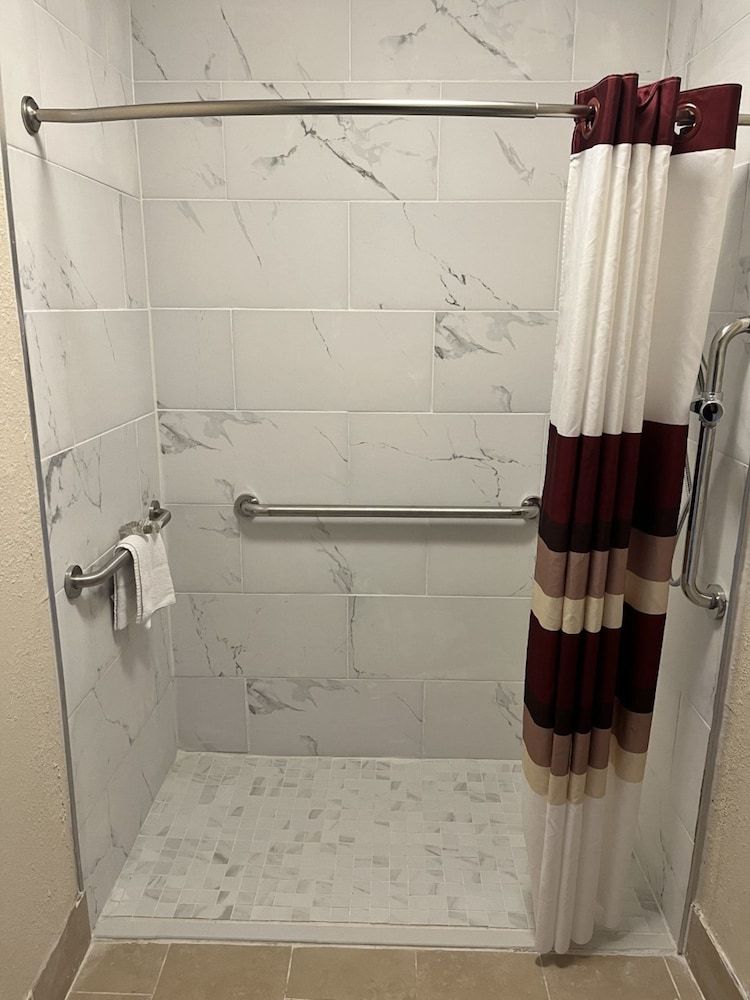 Red Roof Inn Dandridge Superior Room, 1 King Bed, Accessible, Non Smoking (First Floor, Roll-In Shower) 6