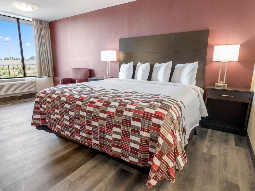 Red Roof Inn Dandridge Superior Room, 1 King Bed, Non Smoking 2