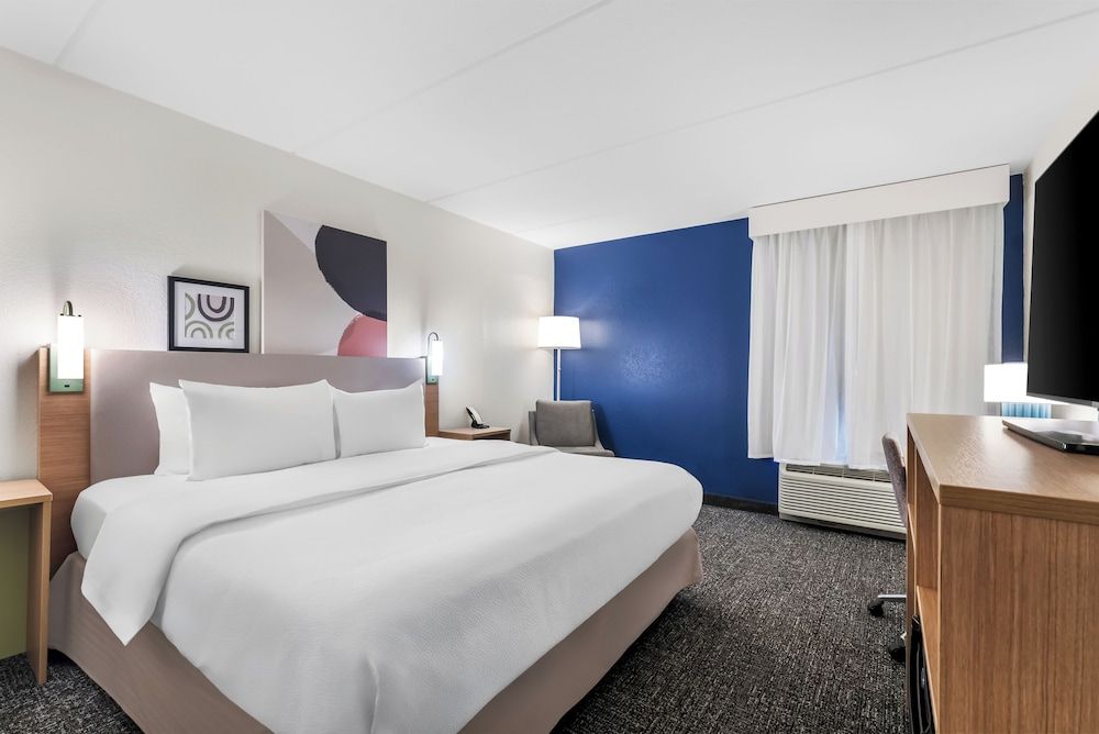 Spark by Hilton Kimball Room, 1 King Bed, Accessible (Mobility & Hearing, Roll-in Shower) 2