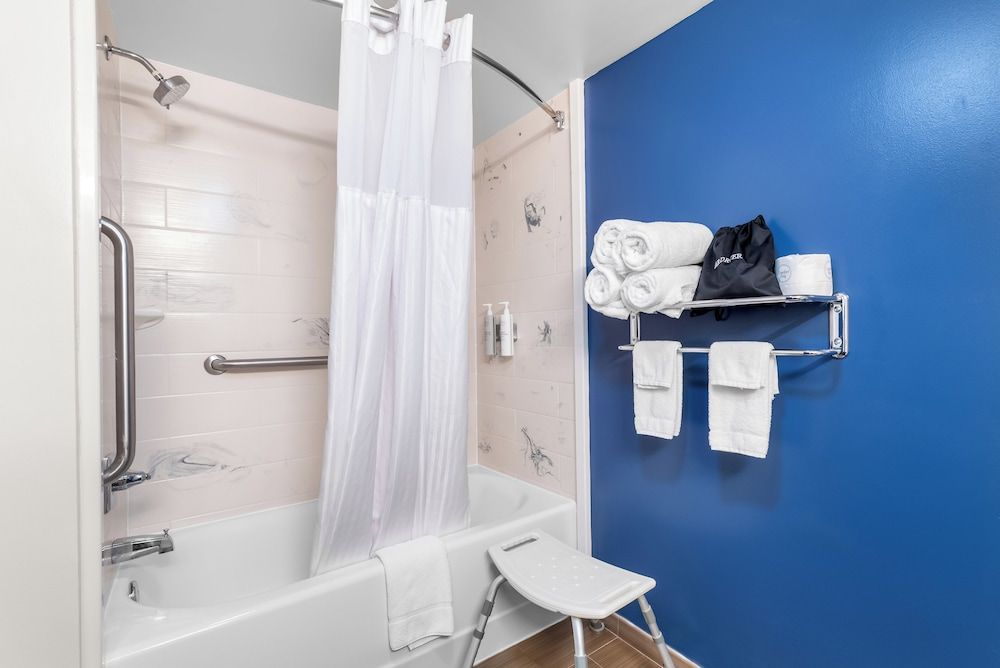 Spark by Hilton Kimball Room, 2 Queen Beds, Accessible, Bathtub (Mobility & Hearing) 4