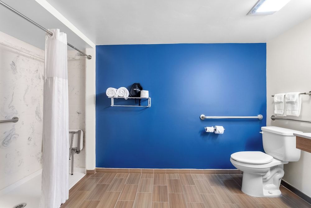 Spark by Hilton Kimball Room, 2 Queen Beds, Accessible, Bathtub (Mobility & Hearing) 3