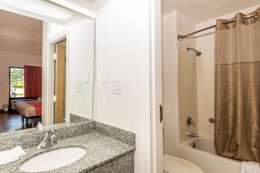 Motel 6 Kingsport, TN Deluxe Room, 1 King Bed, Non Smoking, Refrigerator & Microwave 7