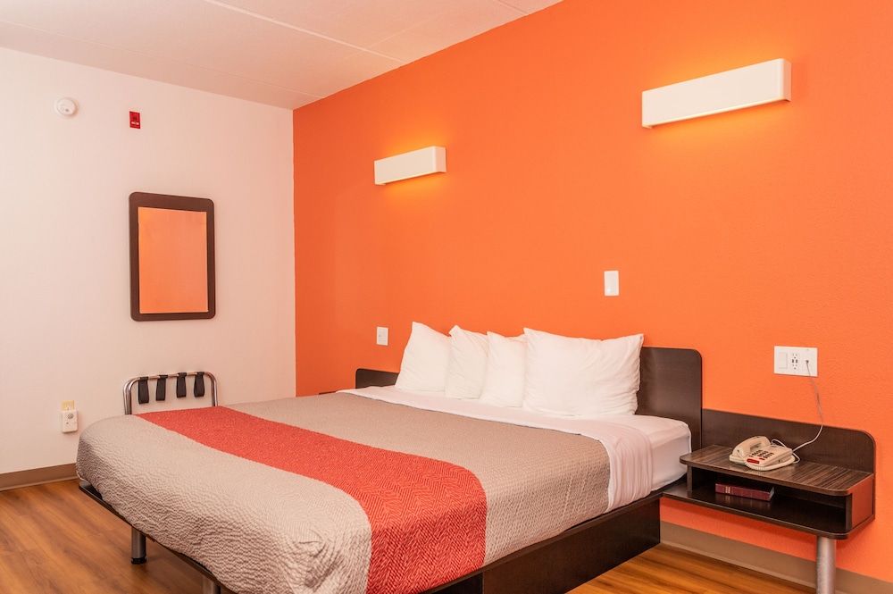 Motel 6 Kingsport, TN Deluxe Room, 1 King Bed, Non Smoking, Refrigerator & Microwave 2