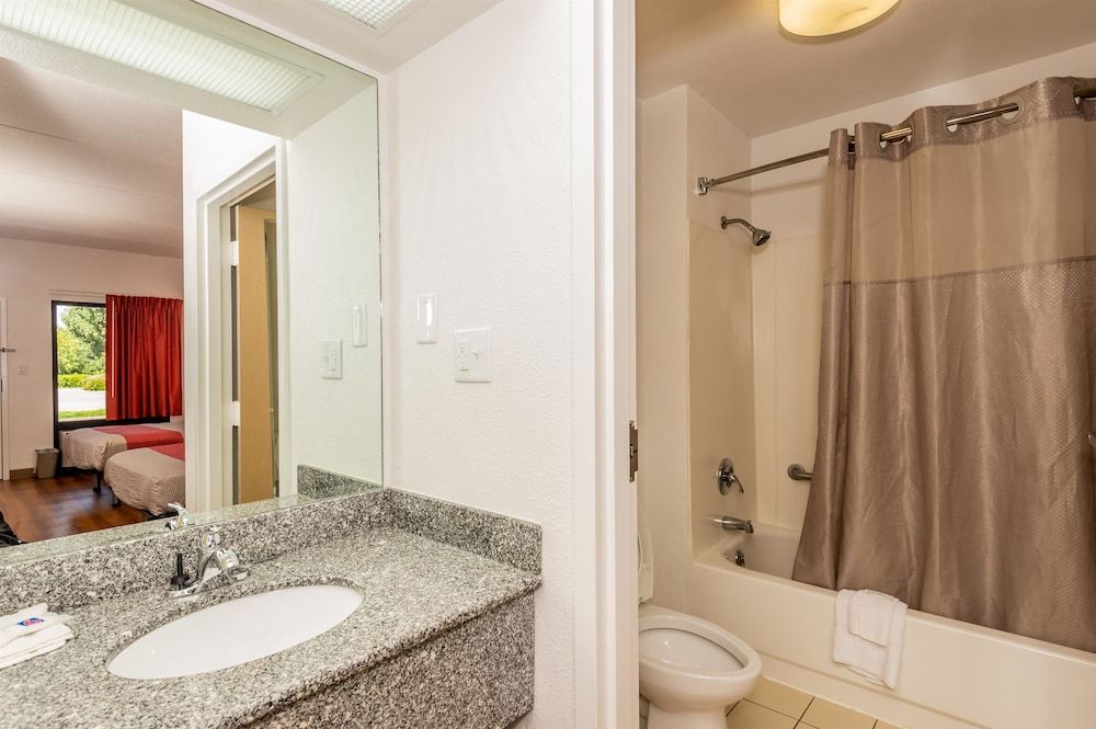 Motel 6 Kingsport, TN Deluxe Room, 1 King Bed, Non Smoking, Refrigerator & Microwave 8