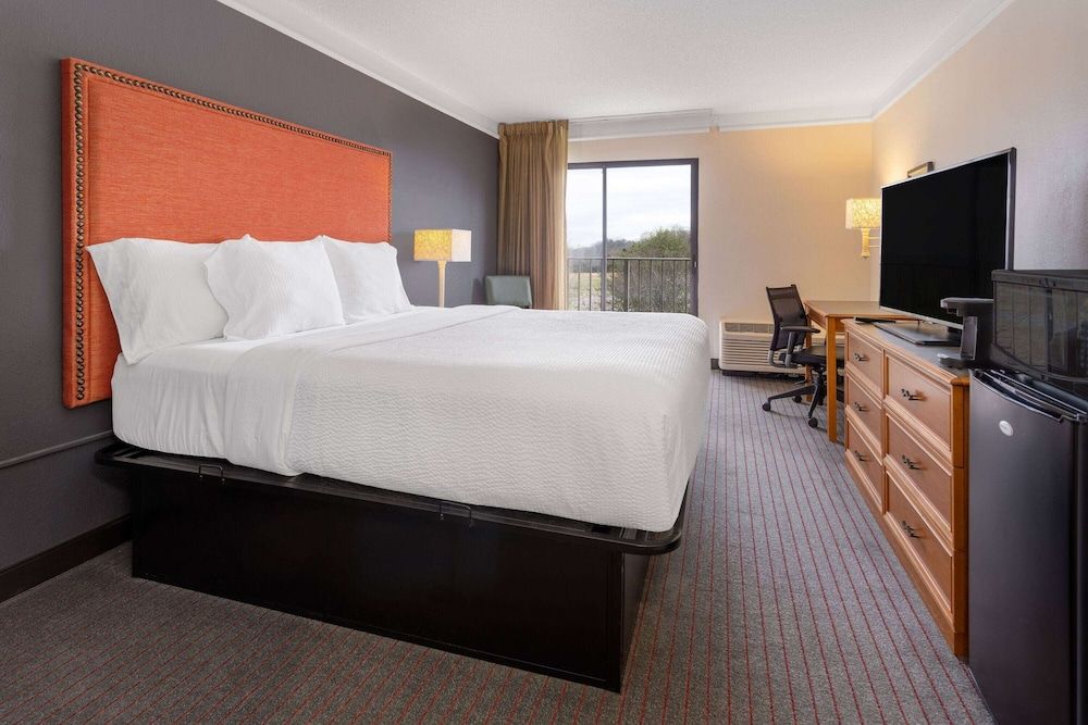 Deluxe Room, 1 King Bed, Non Smoking (Tub with Grab Bars)