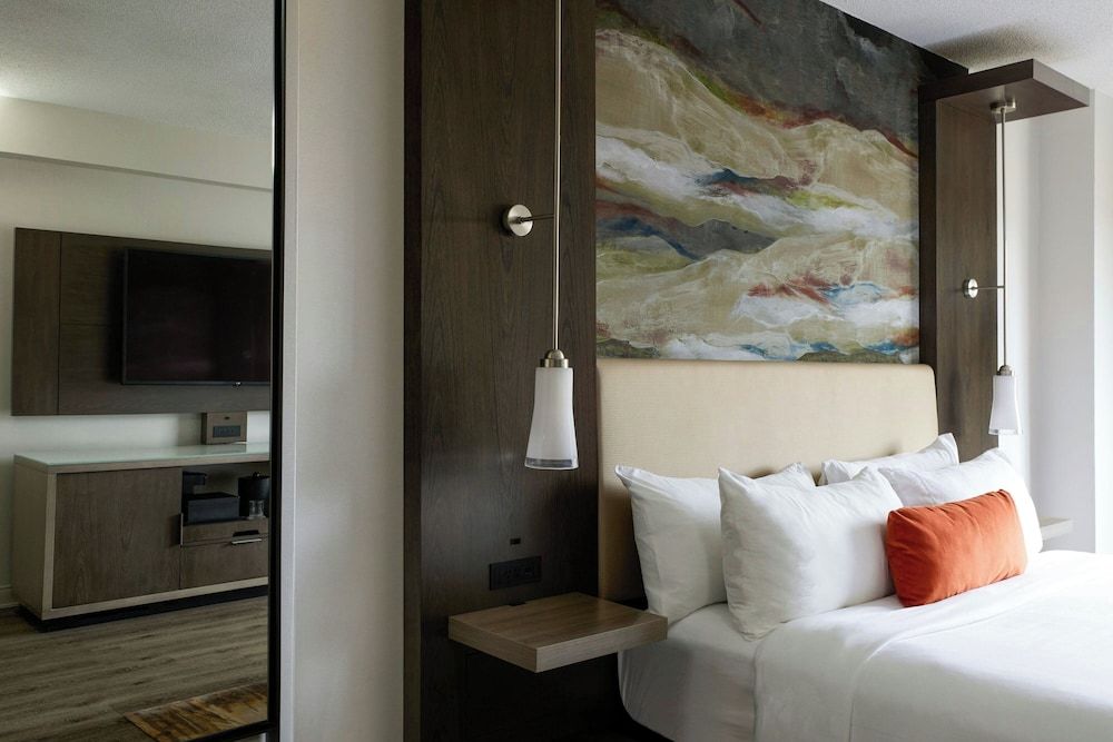 Room, 1 King Bed, Balcony (Hearing Accessible)
