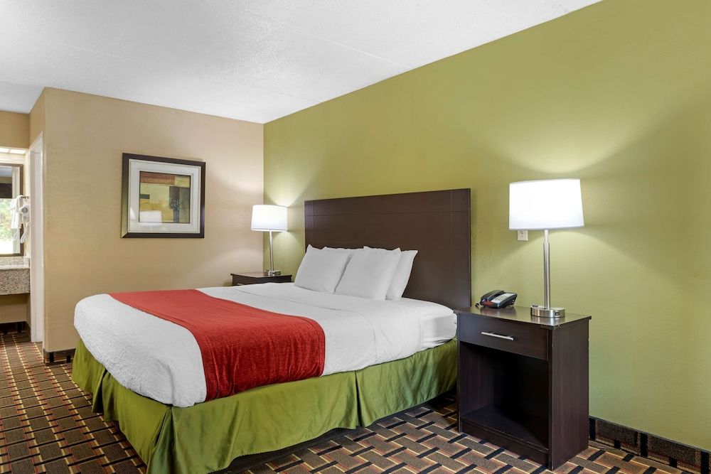 SureStay Hotel by Best Western Lenoir City Standard Room, 1 King Bed, Smoking, Refrigerator & Microwave 3