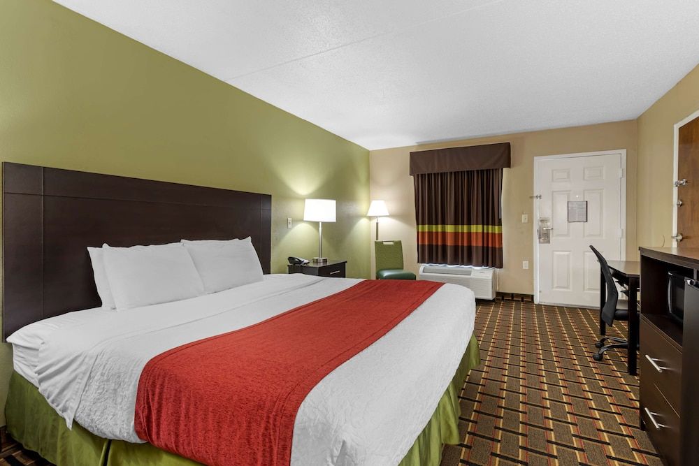 SureStay Hotel by Best Western Lenoir City Standard Room, 1 King Bed, Smoking, Refrigerator & Microwave