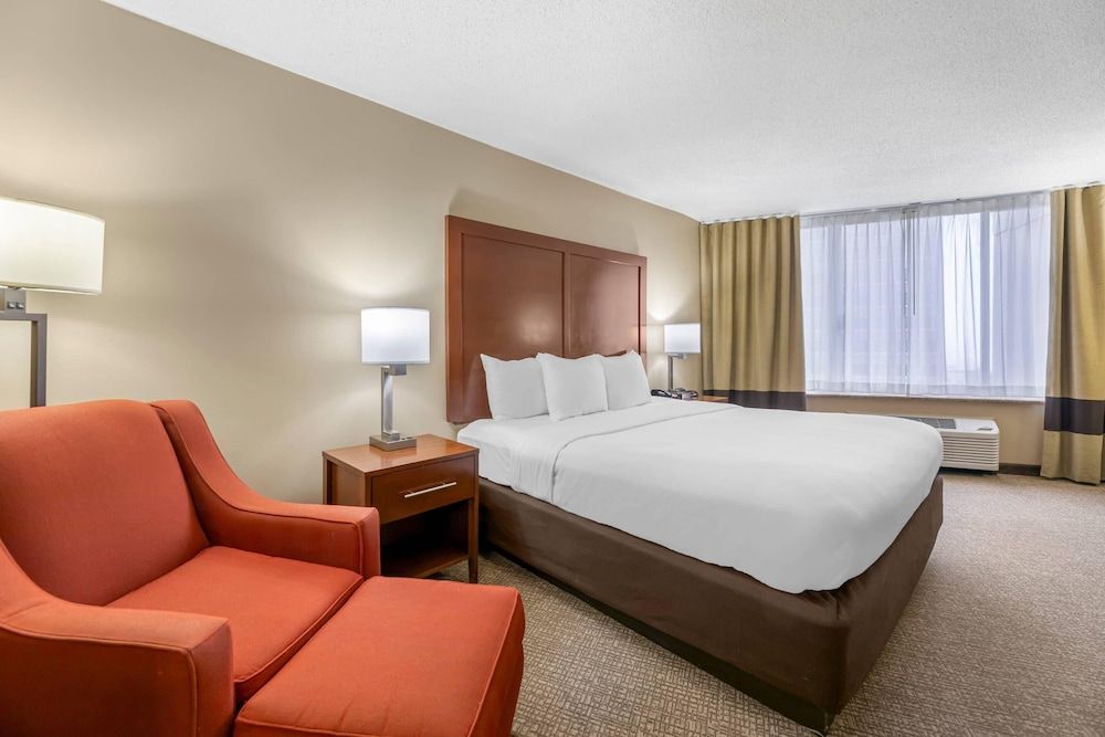 Business Room, 1 King Bed, Accessible, Non Smoking (Upgrade)