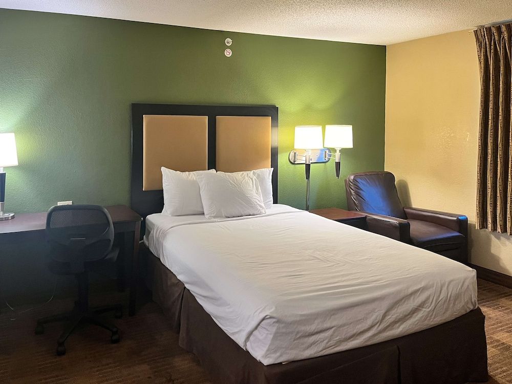 Standard Suite, 1 Queen Bed, Non Smoking, Kitchenette