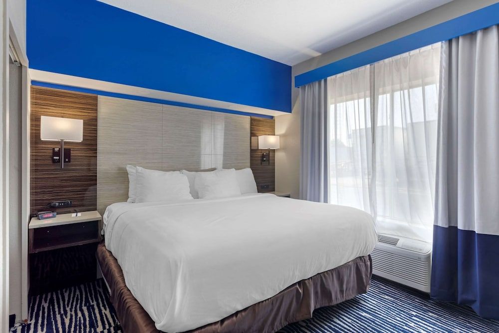 Suite, 1 King Bed, Accessible, Non Smoking