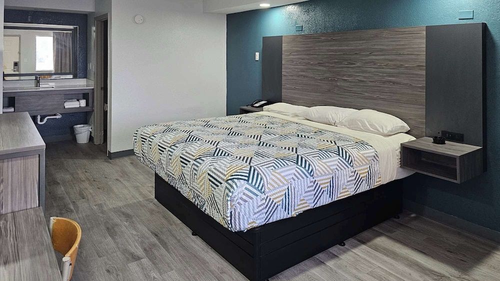 Deluxe Suite, 1 King Bed, Smoking, Hot Tub