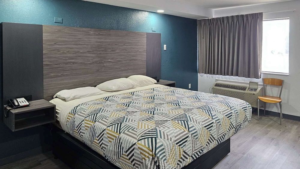 Deluxe Suite, 1 King Bed, Smoking, Hot Tub