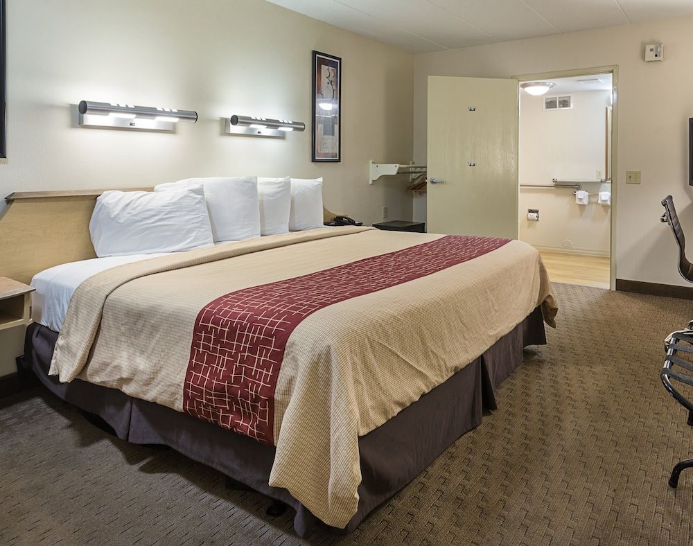 Deluxe Room, 1 King Bed, Accessible, Non Smoking