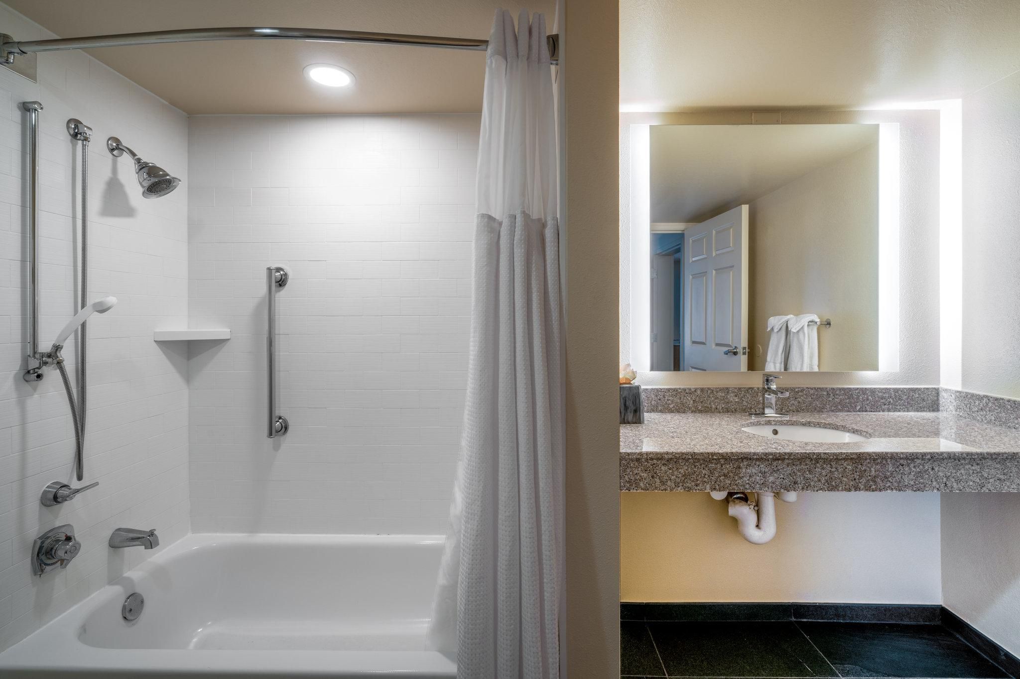 1 King 1 Bedroom Suite Communication Non-Smoking accessible Tub