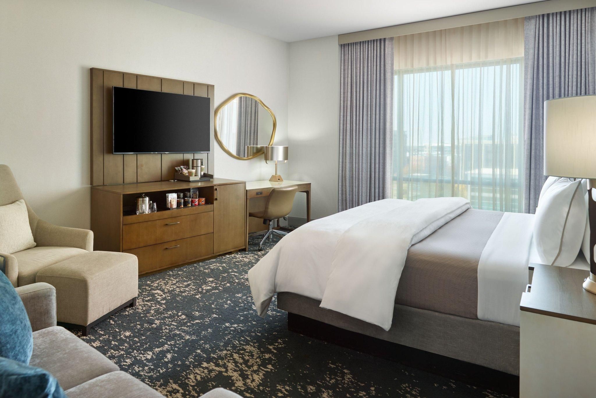 Deluxe, 1 Bedroom Larger Suite, 1 King