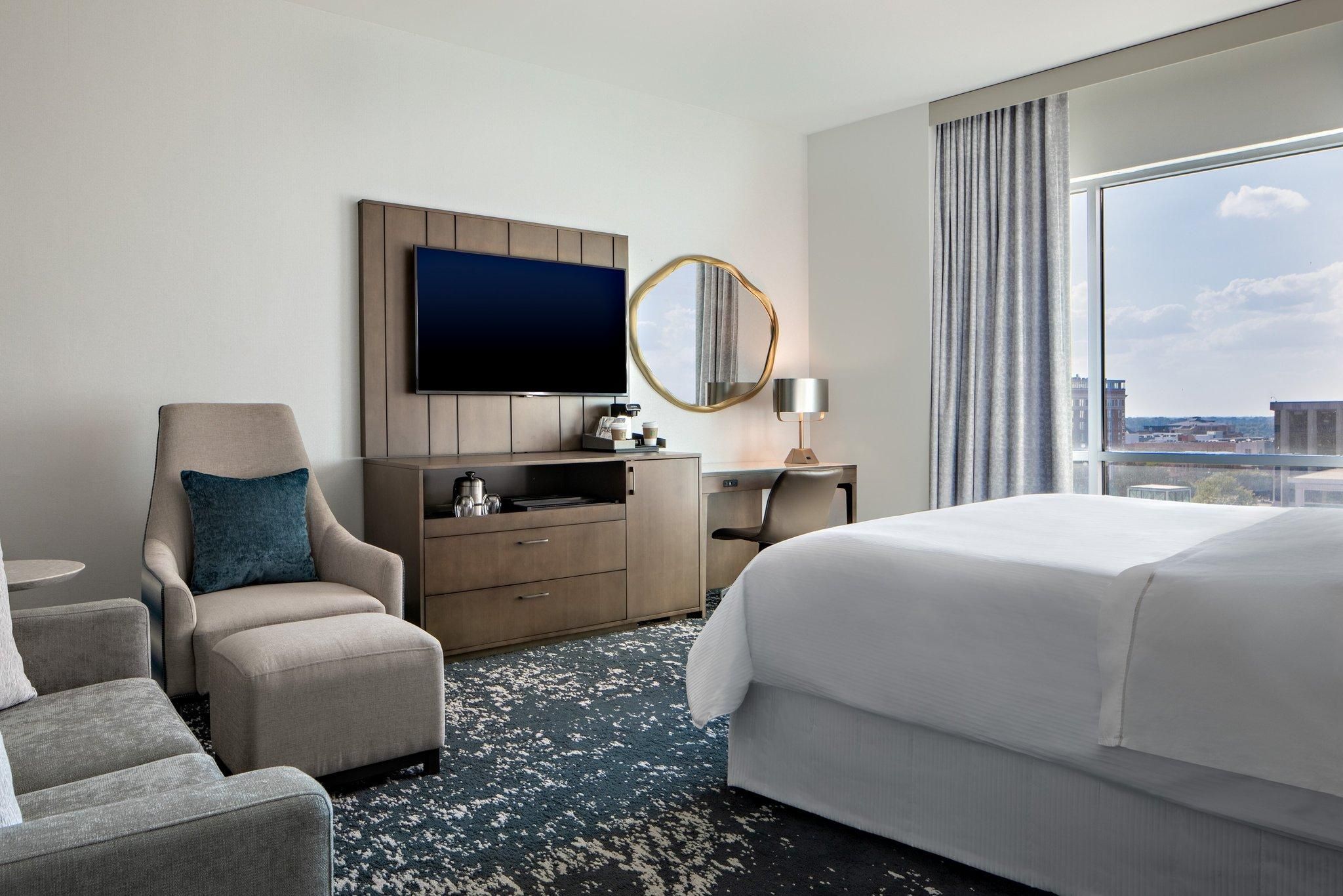 Deluxe, 1 Bedroom Larger Suite, 1 King