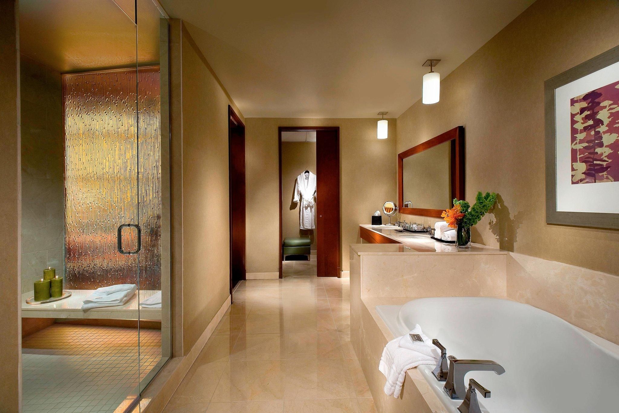 1 Bedroom Executive Suite, 1 King, Sofa bed, Whirlpool