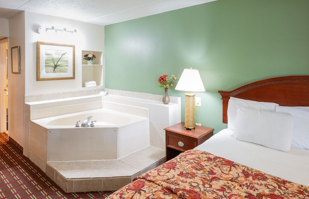 Select Inn Murfreesboro Room, 1 King Bed, Non Smoking, Jetted Tub 3