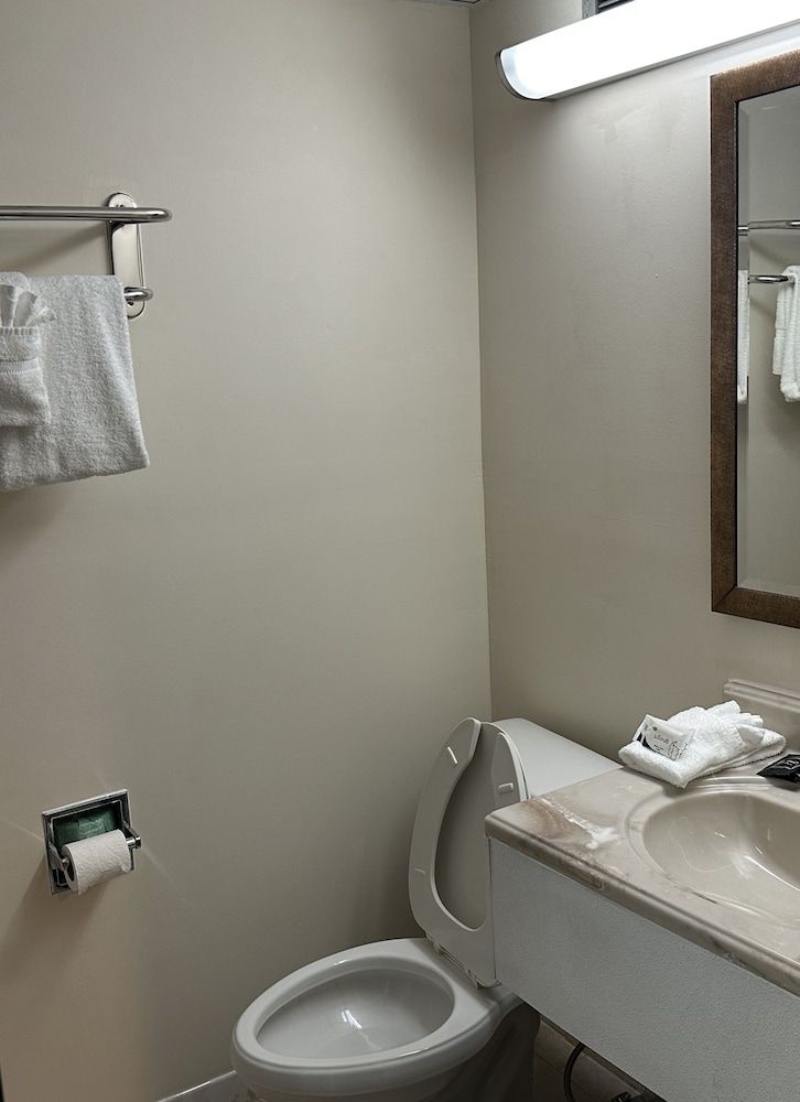 Select Inn Murfreesboro Deluxe Room, 1 King Bed, Non Smoking 5