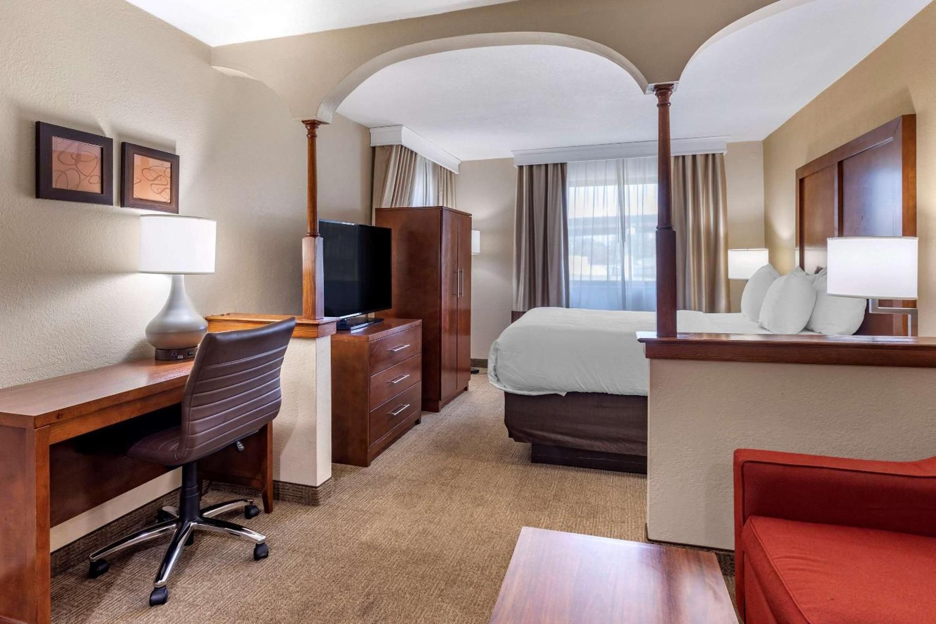 1 Queen Bed, Suite, Nonsmoking