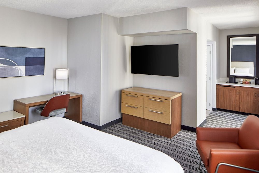 Room, 1 King Bed, Non Smoking (Mobility Accessible, Tub)