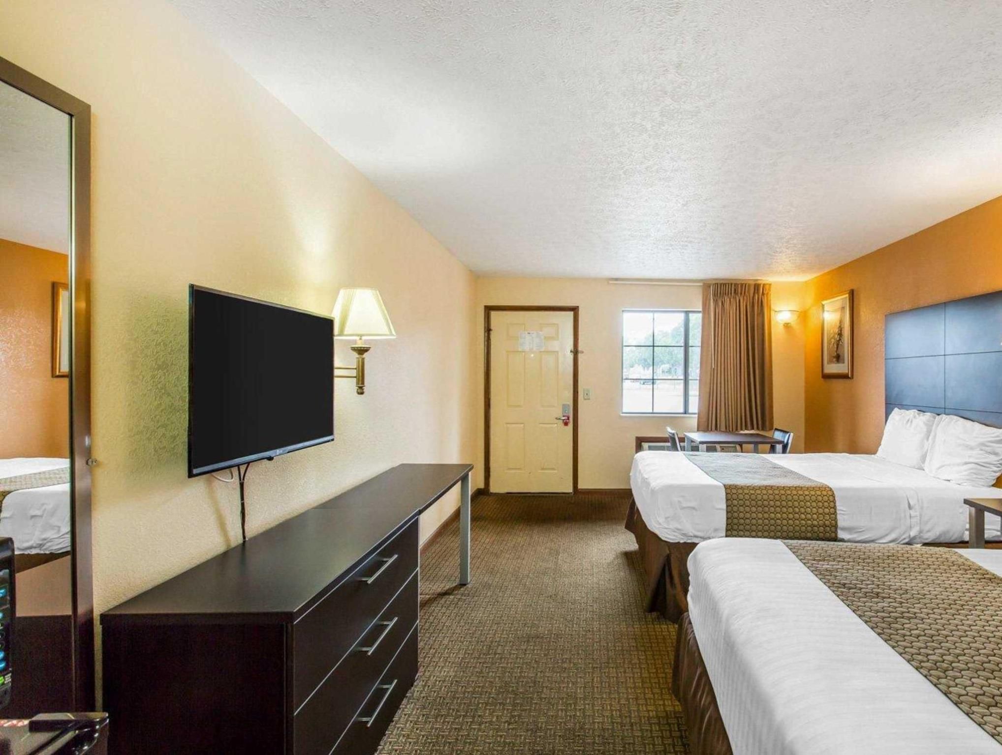 2 Queen Beds Nonsmoking