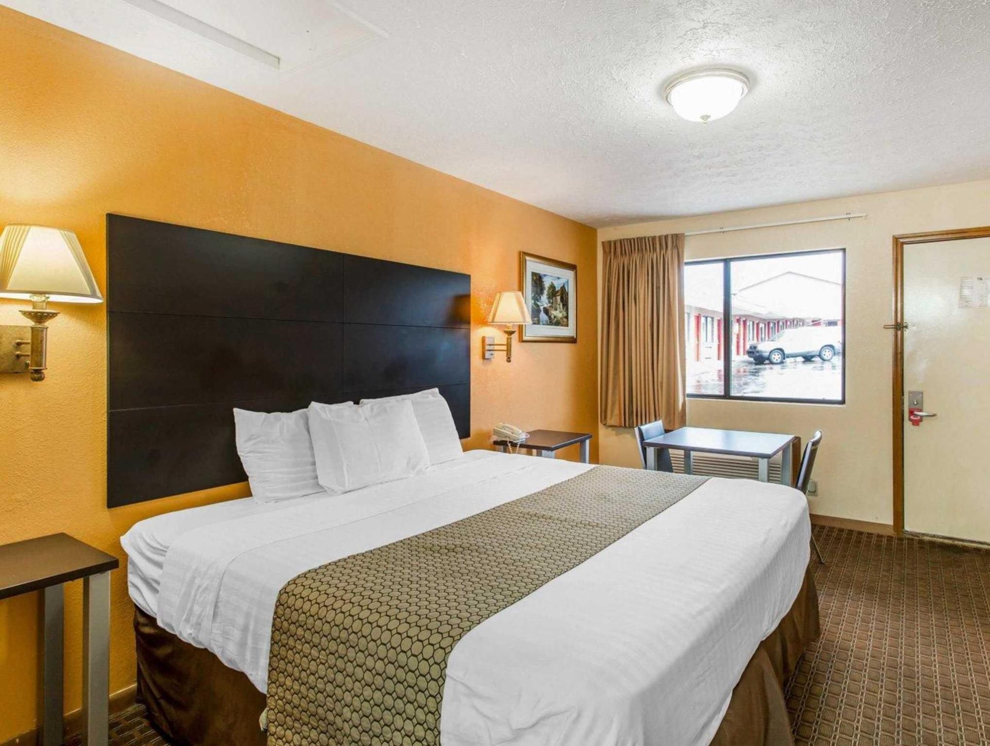 1 King Bed Nonsmoking