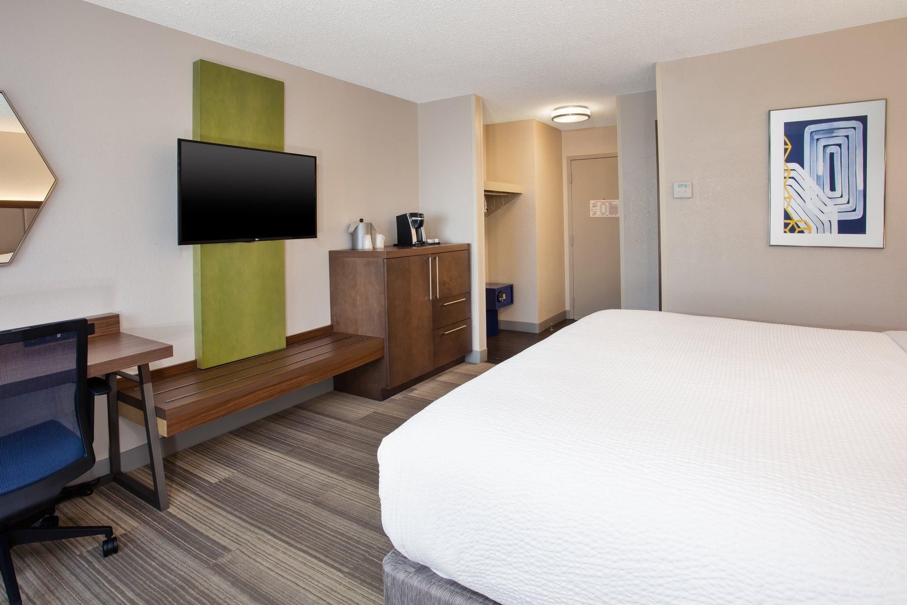 1 King Bed Standard Comm Access