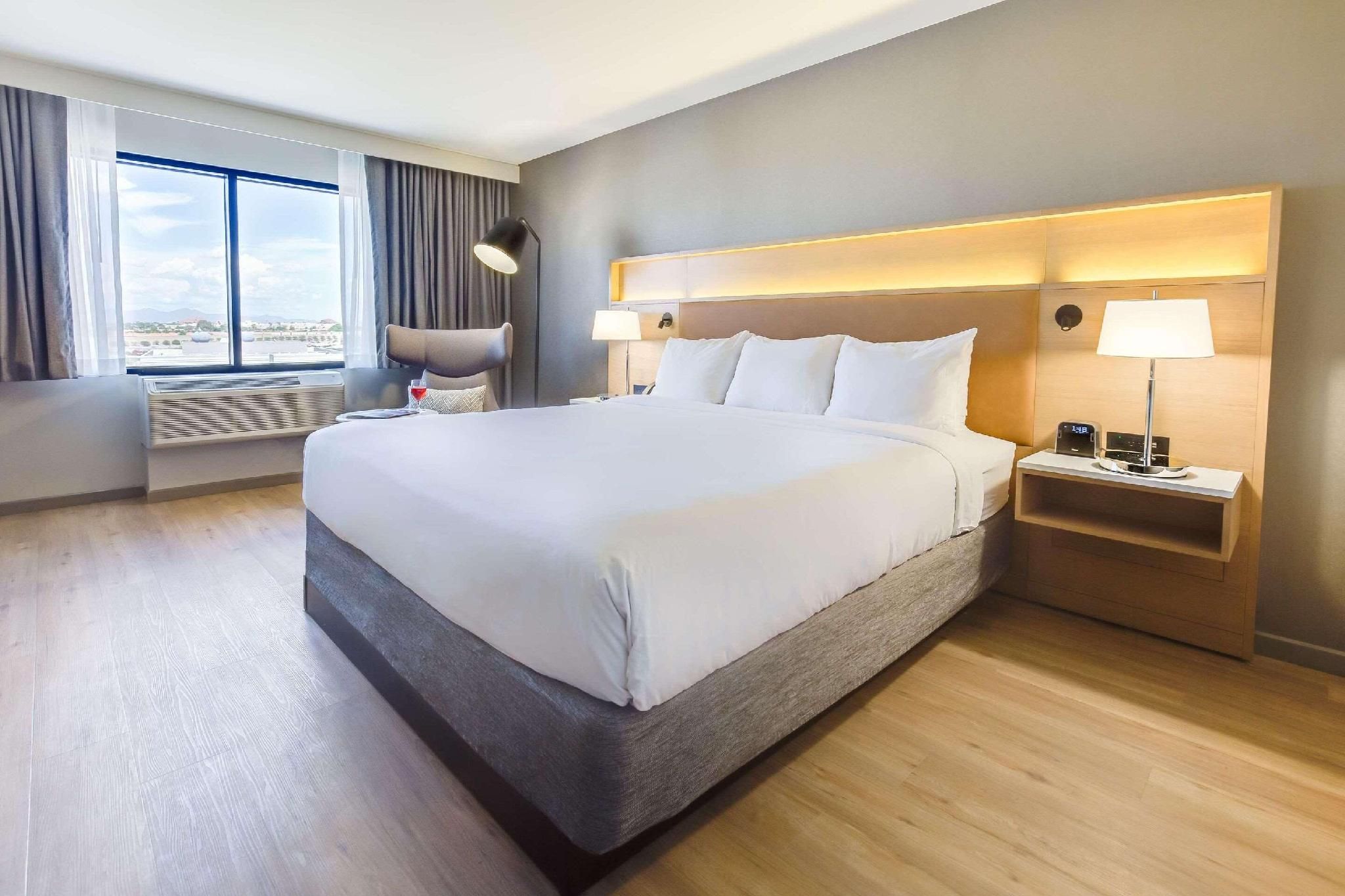 1 King Bed, Nonsmoking