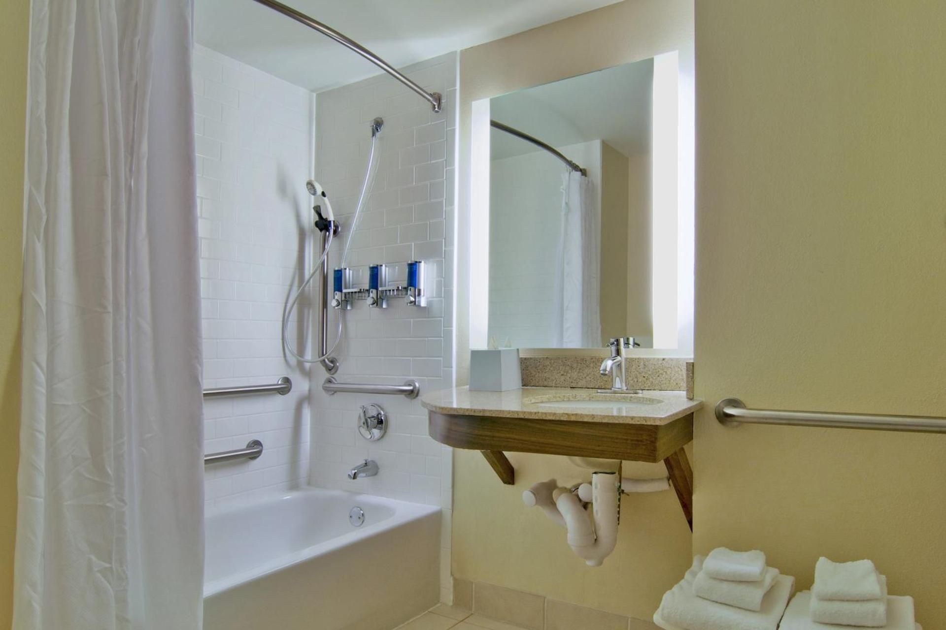 Queen Room with Two Queen Beds and Adapted Tub - Mobility Accessible