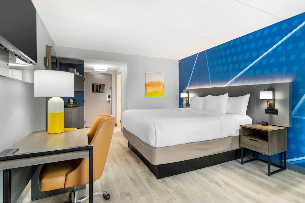 Suite, 1 King Bed with Sofa bed, Non Smoking
