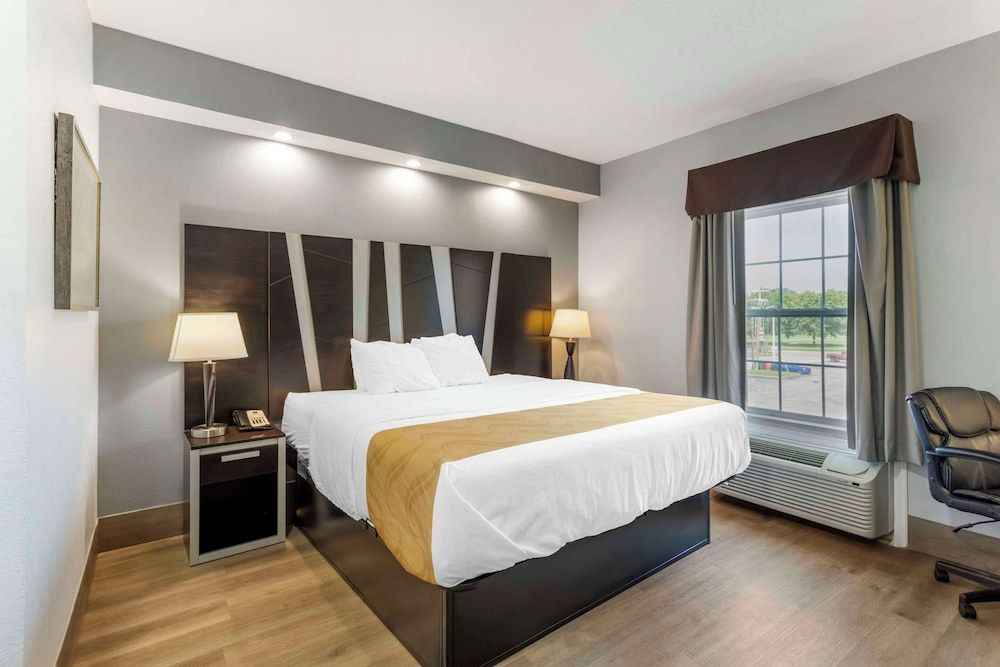 Suite, 1 King Bed with Sofa bed, Accessible, Non Smoking