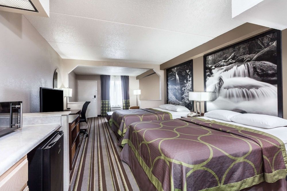 Deluxe Room, Non Smoking (2 Queens and Sofa bed)