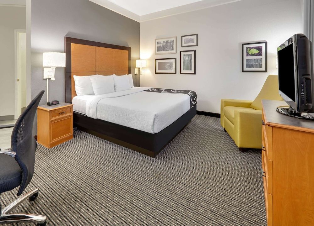 Room, 1 King Bed, Accessible, Non Smoking (Mobility, Tub w/Grab Bars)