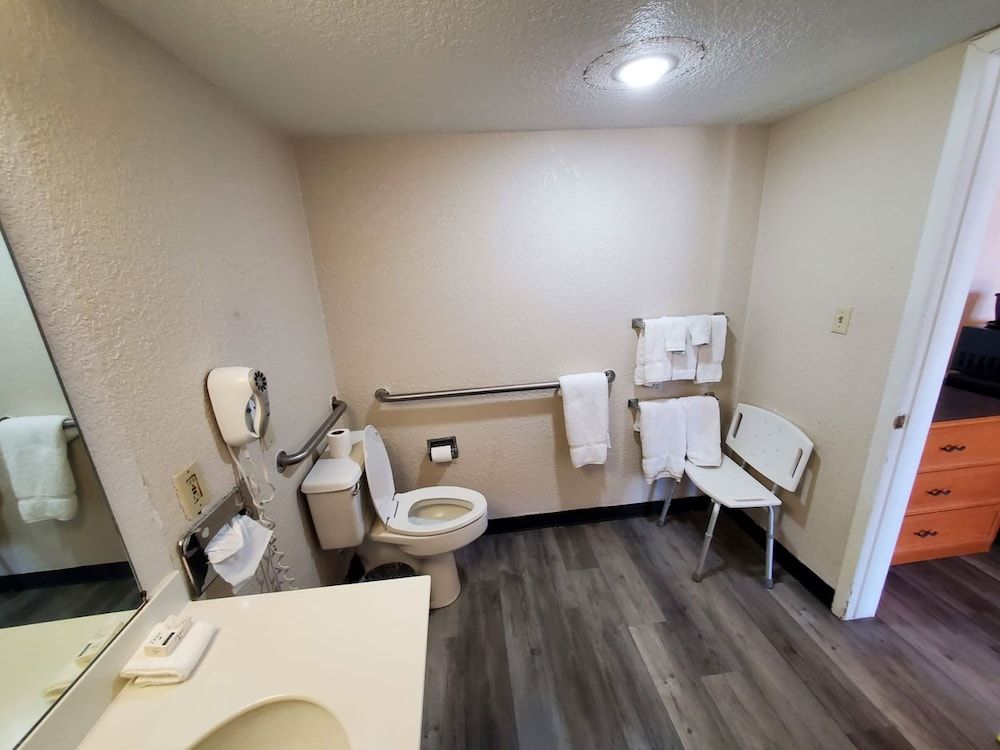 La Quinta Inn by Wyndham Amarillo West Medical Center Room, 1 King Bed, Accessible, Non Smoking (Mobility,Hearing,Tub w/Grab Bars) 4