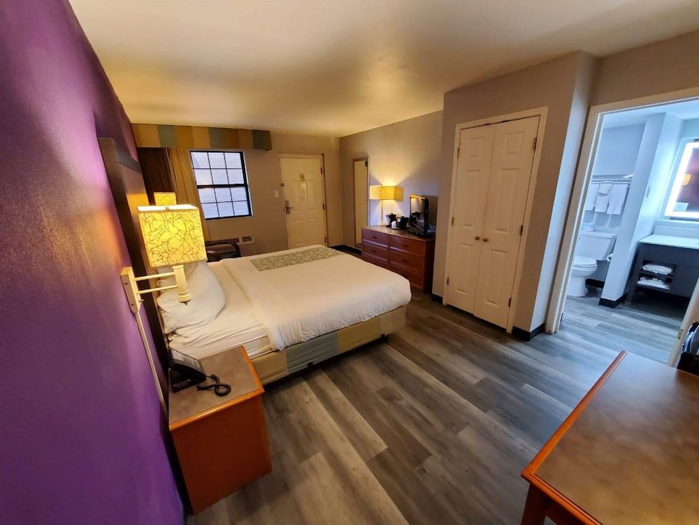 La Quinta Inn by Wyndham Amarillo West Medical Center Room, 1 King Bed, Accessible, Non Smoking (Mobility,Hearing,Tub w/Grab Bars) 3