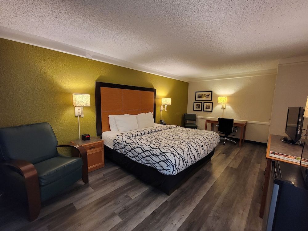 La Quinta Inn by Wyndham Amarillo West Medical Center Room, 1 King Bed, Accessible, Non Smoking (Mobility,Hearing,Tub w/Grab Bars) 2