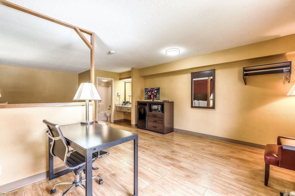 Red Roof Inn Amarillo West Superior Room, 1 King Bed, Non Smoking 6