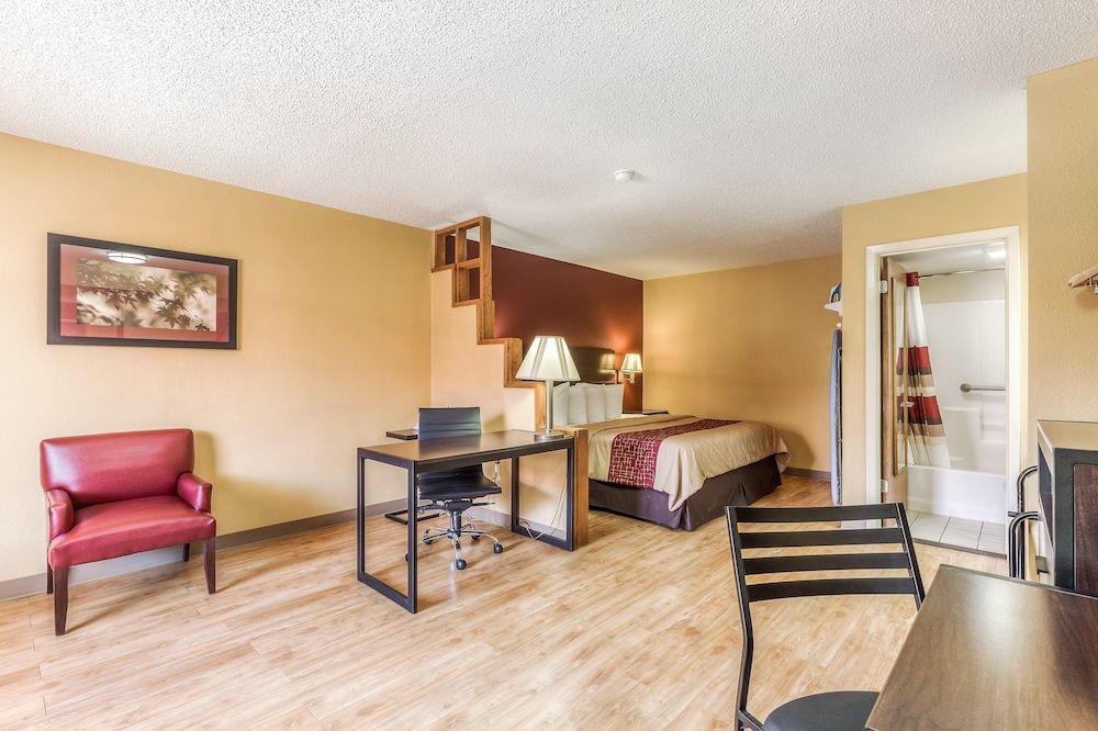 Red Roof Inn Amarillo West Superior Room, 1 King Bed, Non Smoking 5