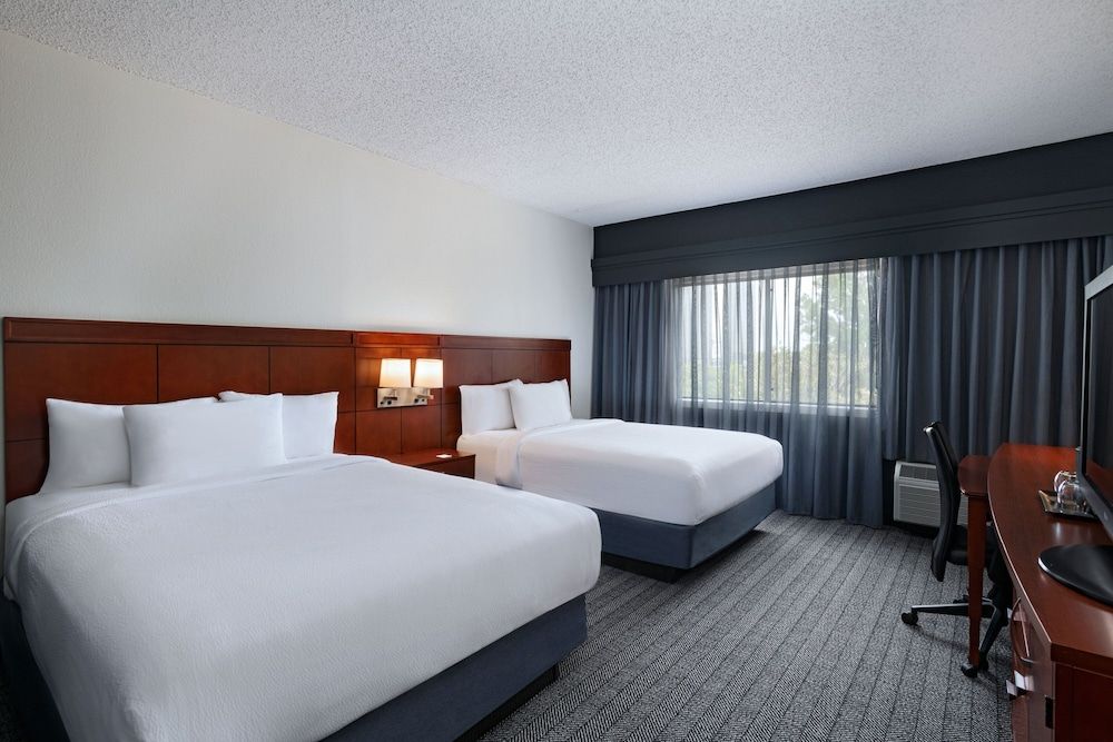 Room, 2 Queen Beds (Mobility/Hearing Accessible, Tub)