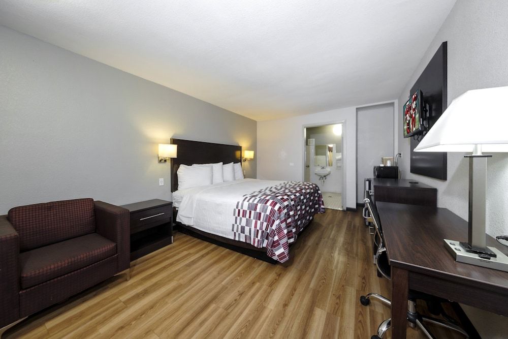 Deluxe Room, 1 King Bed, Accessible, Non Smoking (Roll In Shower)