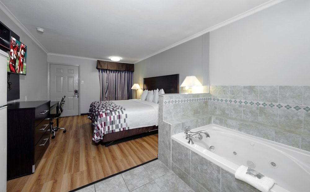 Suite, 1 King Bed, Non Smoking, Jetted Tub