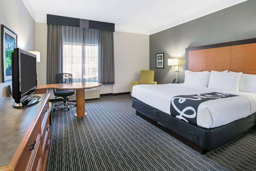Deluxe Room, 1 King Bed, Mobility Accessible, Non Smoking (Hearing Accessible, Tub w/Grab Bars)