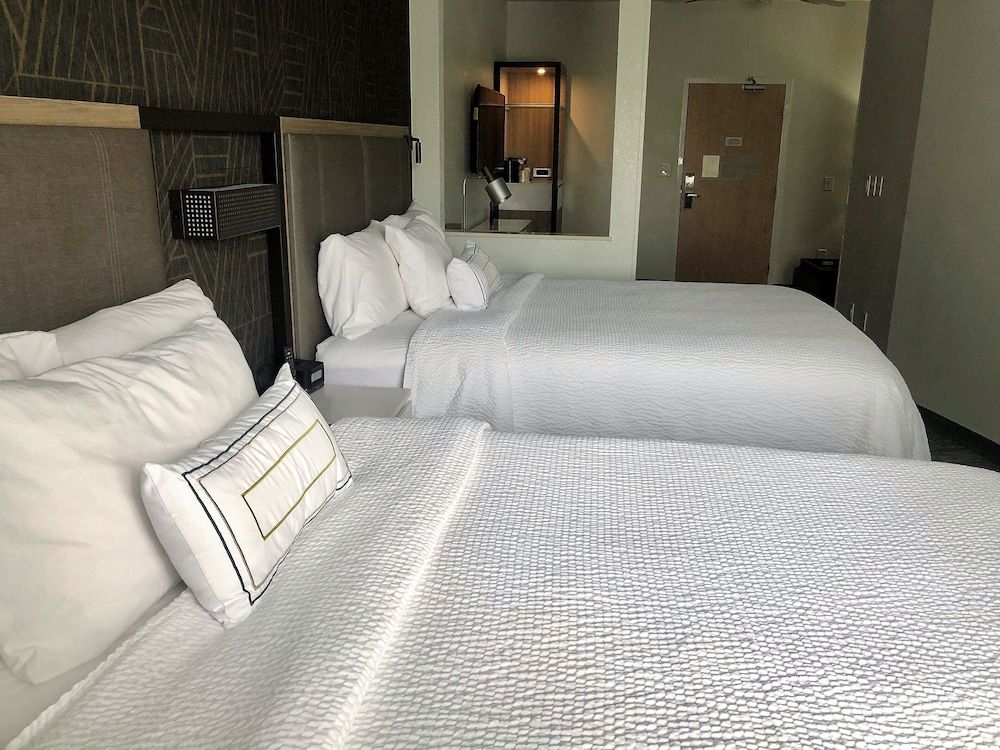 Suite, Multiple Beds (Mobility/Hearing Accessible, Tub)