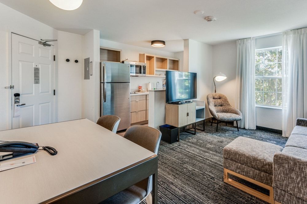 Suite, 2 Bedrooms (Mobility/Hearing Access, Roll-In Shwr)