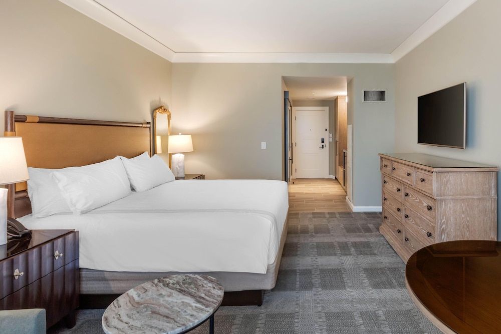 Deluxe Room, 1 King Bed, Accessible (Roll in Shower)